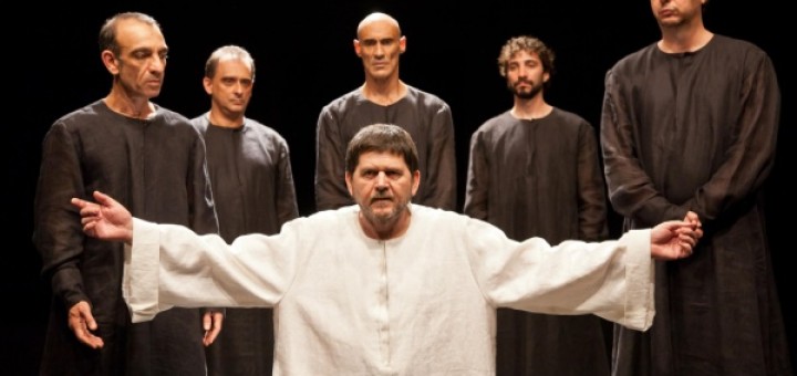 Idade das trevas: Giordano Bruno, interpretado por Celso Frateschi (de branco) foi condenado à morte pelo fogo por seus pensamentos - Foto: João Caldas/Divulgação