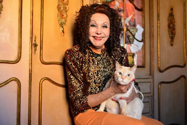 A atriz cubana Phedra D. Córdoba posa em sua casa com o gato Primo Bianco - Foto: Eduardo Enomoto