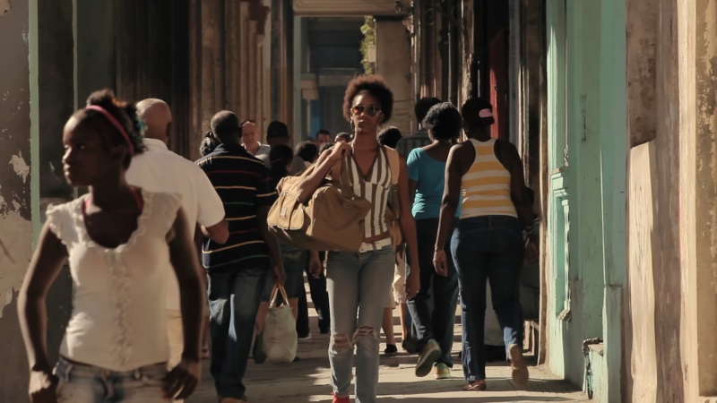 No filme, a cubana Cintia recebe um convite do namorado para se mudar para os EUA - Foto: Divulgação