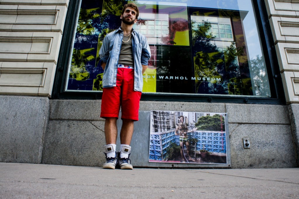 Greg Schaffer e seu retrato feito por Silvana Garzaro, colado na porta do Andy Warhol Museum, em Pittsburg, EUA - Foto: Paul Steidl/Divulgação