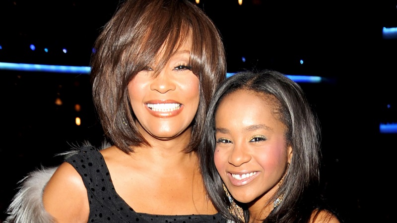 Whitney Houston e a filha Bobbi: elas morreram de forma semelhante - Foto: Divulgação