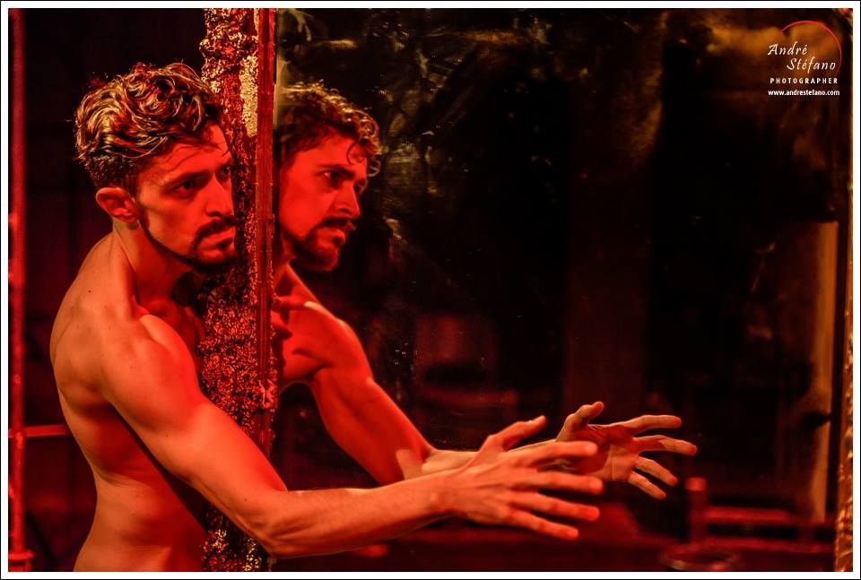 O ator Hugo Godinho em cena de A Filosofia na Alcova, do Satyros - Foto: André Stéfano/Divulgação