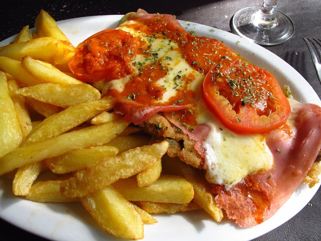 Milanesa napolitana com papas fritas: a do Bellagamba, em Buenos Aires, é farta e inesquecível - Foto: Divulgação