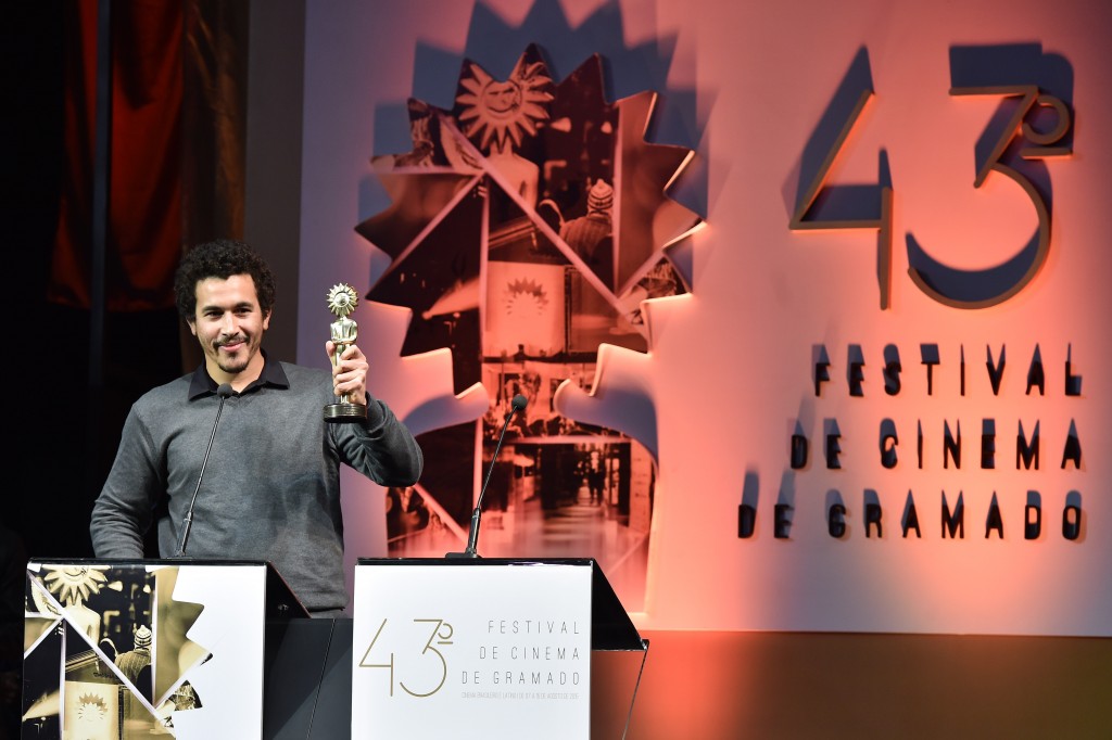 Breno Nina recebe  o prêmio de Melhor Ator, pelo filme O Último Cine Drive-in - Foto: Edison Vara/Agência PressPhoto