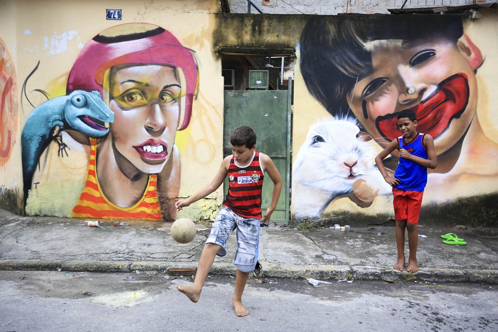 Garotos cariocas brincam na Vila Operária - Foto: Ratão Diniz/Divulgação