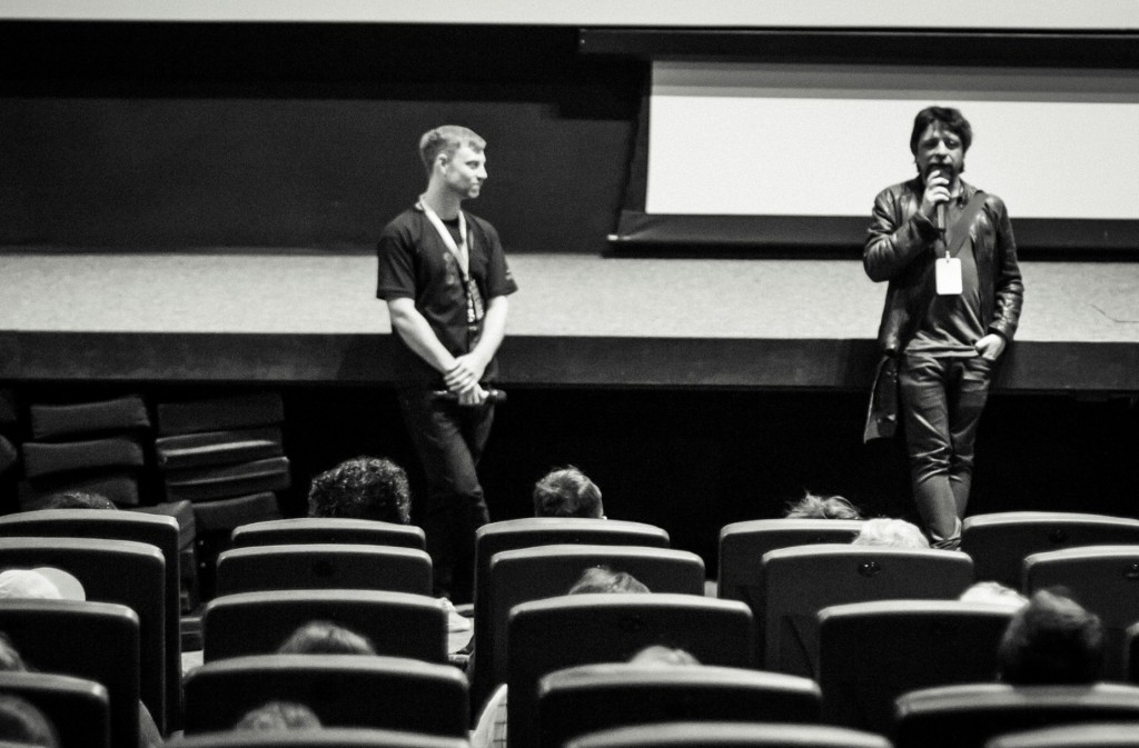 Acompanhado do ator argentino Juan Manuel Tellategui (à esq.), da equipe do Festlatino, o diretor argentino Gustavo Taretto fala do filme As Insoladas no Cinesesc - Foto: Vitor Cohen/Divulgação