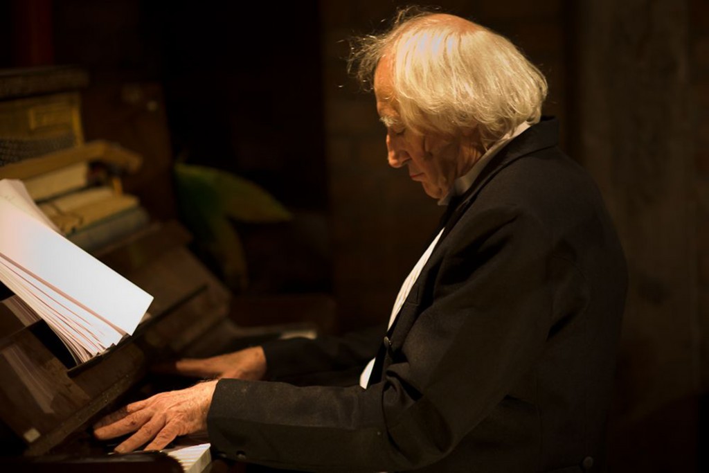 Zé Celso vai tocar piano, domingo (16), nos 54 anos da sede do Oficina - Foto: Claire Jean