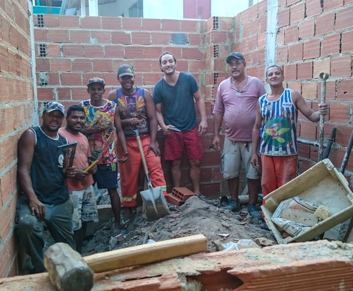 Allan Souza Lima, agora com camisa azul e bermuda vermelha, e seus companheiros de construção civil - Foto: Arquivo pessoal/Divulgação