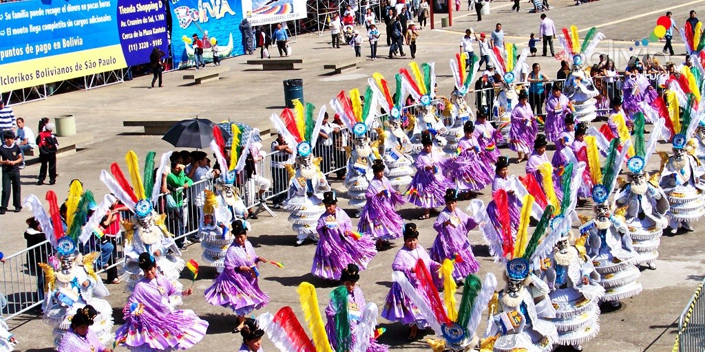 Dançarinas bolivianas se apresentam com trajes típicos no Memorial - Foto: Bolívia Cultural/Divulgação