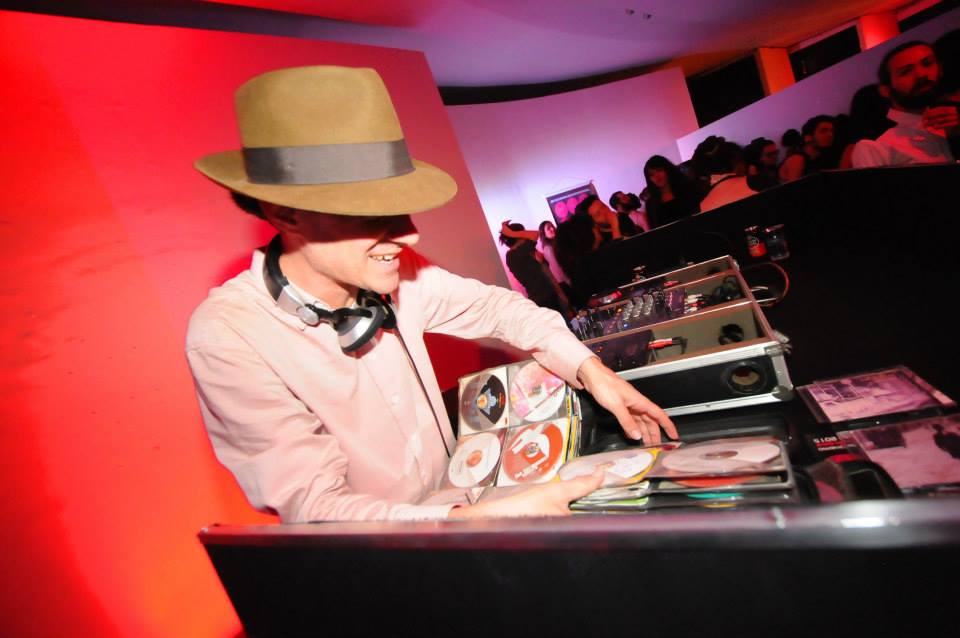 O DJ Tata Aeroplano animou uma das festas do festival - Foto: Marcos Finotti/Divulgação