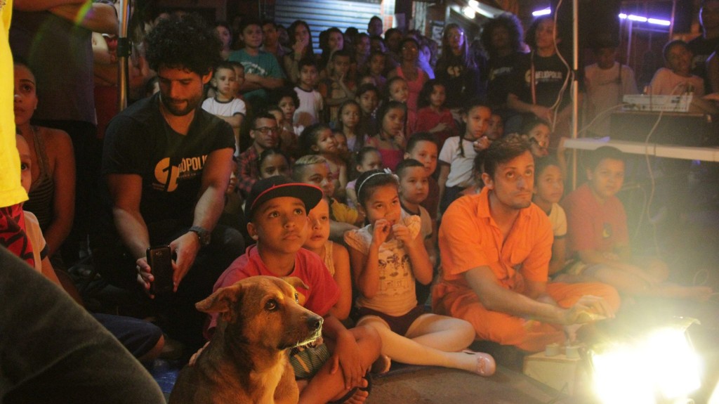 Atenção de todos (até do cachorro): público da periferia paulistana assiste peça na Mostra de Teatro de Heliópolis - Foto: Divulgação