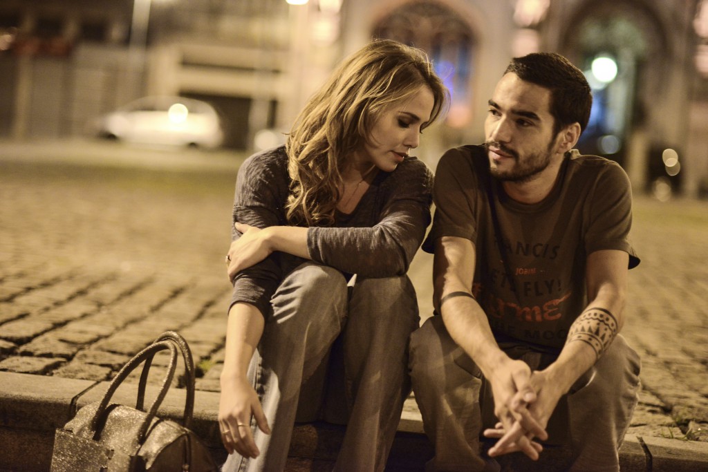 Letícia Colin e Caio Blat em cena do filme Ponte Aérea - Foto: Divulgação