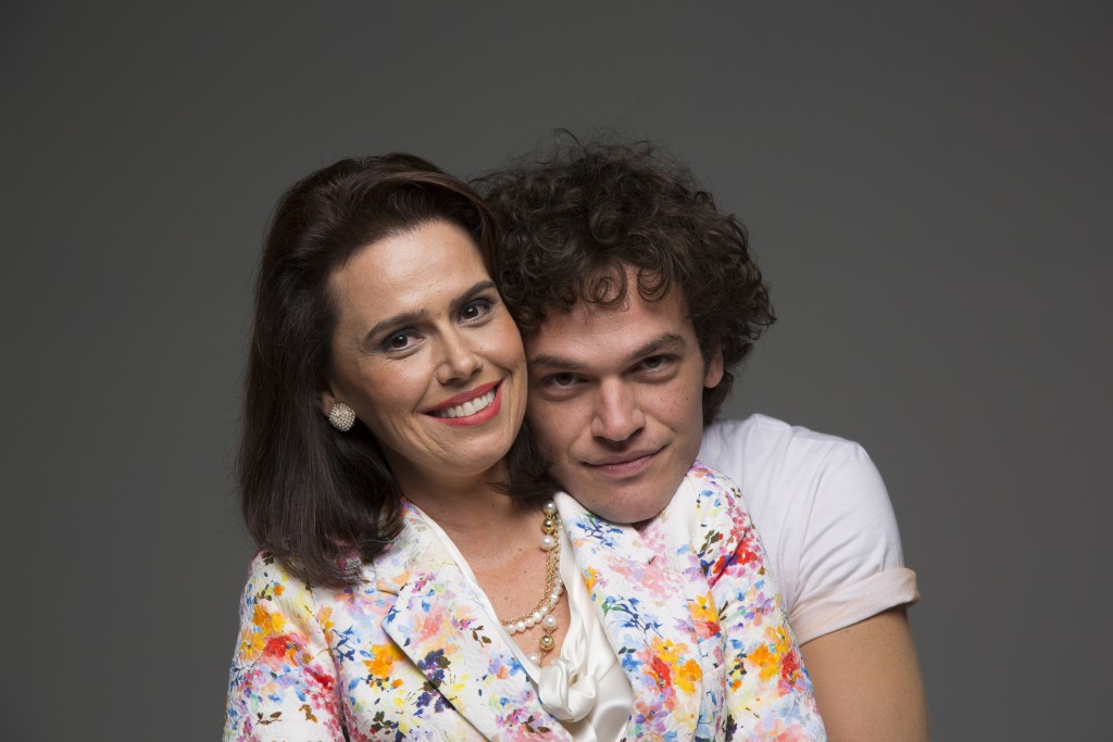 Susana Ribeiro, como Lucinha, e Emílio Dantas, como Cazuza, no musical Cazuza - Pro Dia Nascer Feliz - Foto: Leo Aversa/Divulgação