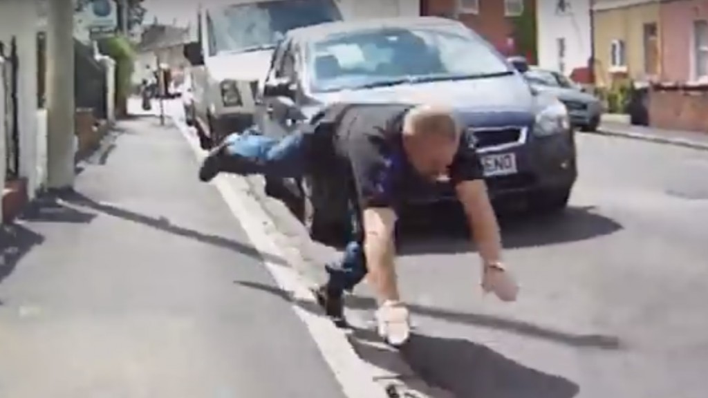 Motorista tenta bater em ciclista e cai de cara no chão - Foto: Reprodução