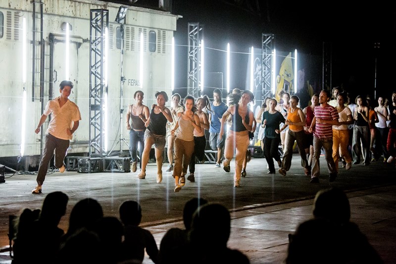 Tamara Cubas colocou multidão de corpos em luta na Bienal Sesc de Dança em Campinas (SP) - Foto: Marco Flávio