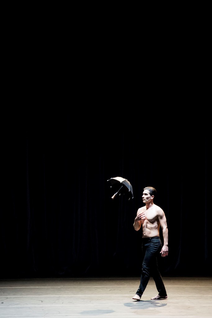 Mini guarda-chuva dança afoxé nas mãos de bailarino de Estado Imediato - Foto: Marco Flávio