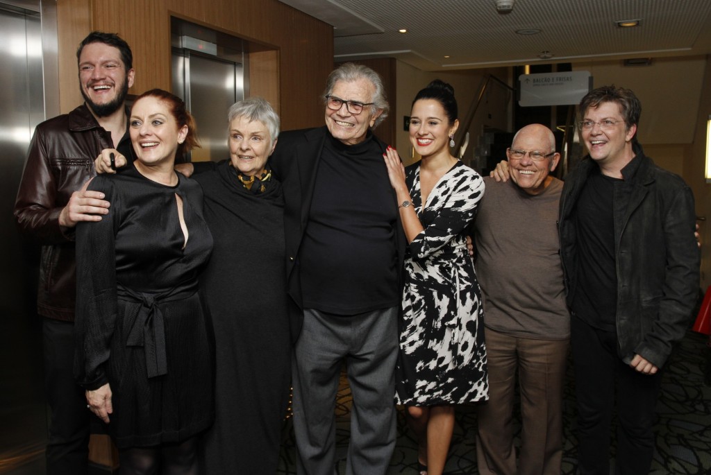 Tarcísio Meira posa com o elenco da peça - Foto: Paduardo/​​​Phábrica de Imagens​​​