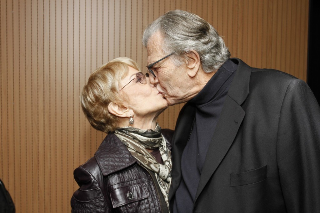 Glória Menezes e Tarcísio Meira se beijam: casal histórico da TV - Foto: Paduardo/Phábrica de Imagens