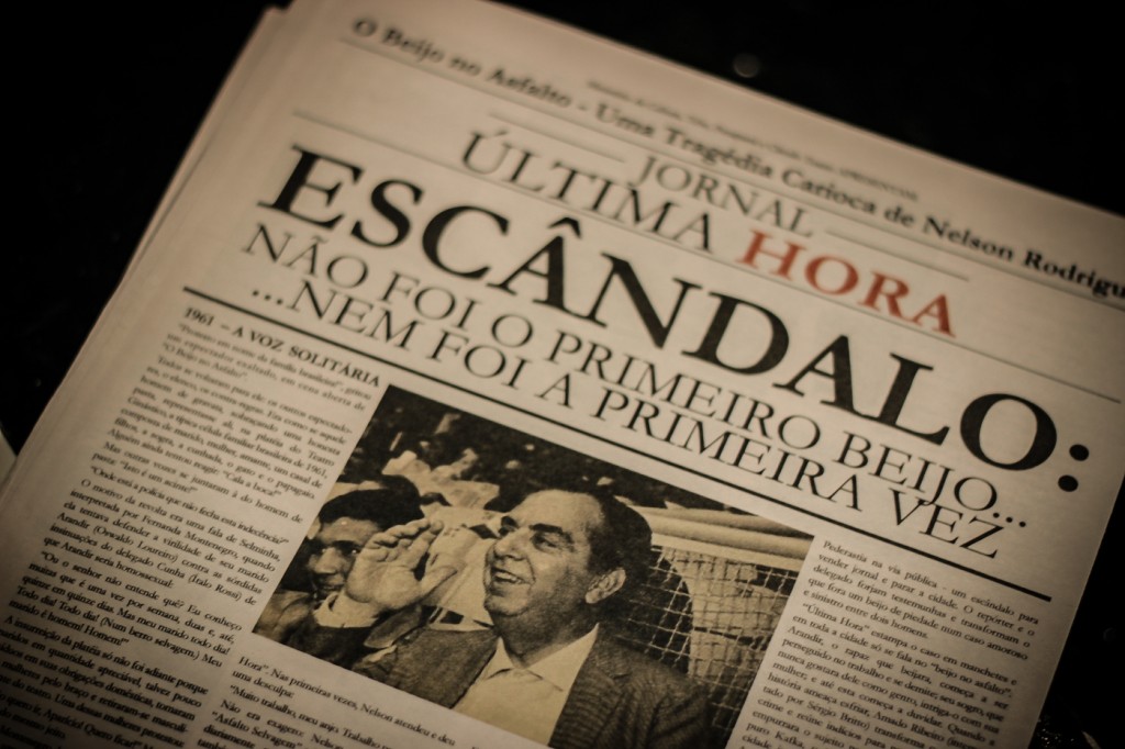 Detalhe do jornal utilizado na peça, uma versão do histórico Última Hora, com a foto de Nelson Rodrigues na capa - Foto: Diego Moura