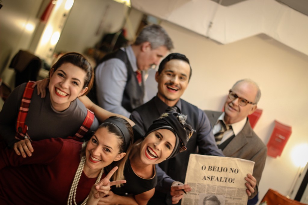 Elenco se diverte nos bastidores pouco antes do terceiro sinal tocar - Foto: Diego Moura