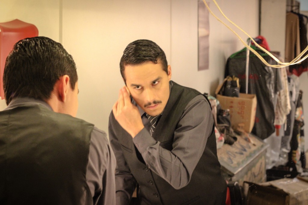 Leonardo Santos dá os últimos retoques antes de entrar em cena - Foto: Diego Moura