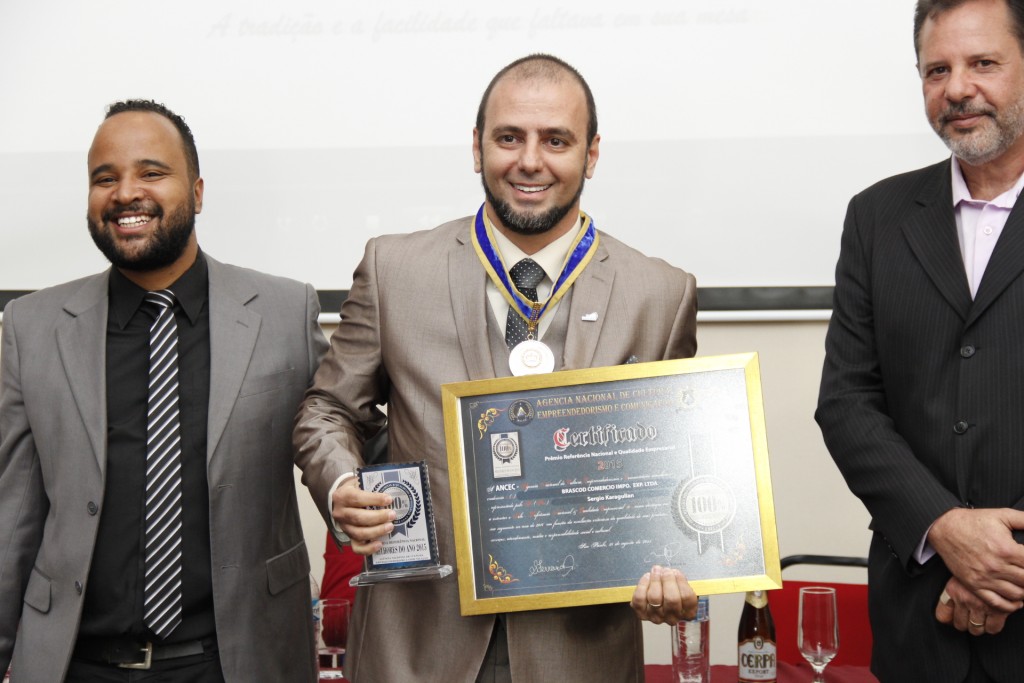 Empresa Brascod, representada por Sergio Karagulian, recebe o Prêmio Referencia Nacional da ANCEC - Foto: Divulgação