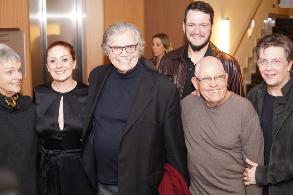 Elenco de O Camareiro posa ao fim da peça: Karin Rodrigues, Chris Couto, Tarcísio Meira, Ravel Cabral, Silvio Matos e Kiko Mascarenhas - Foto: Roberto Ikeda