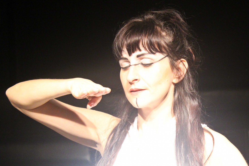 Outros sentidos: Luaa Gabanini dança "no escuro" em Olhos Serrados - Foto: Leo Mussi