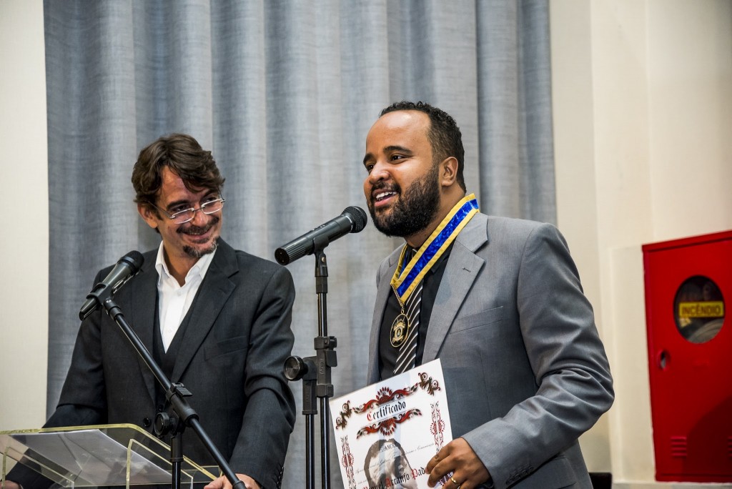 Observado por Sacha Rodrigues, Miguel Arcanjo Prado fala da importância de se unir teatro e jornalismo, como fez Nelson Rodrigues - Foto: Chello Fotógrafo