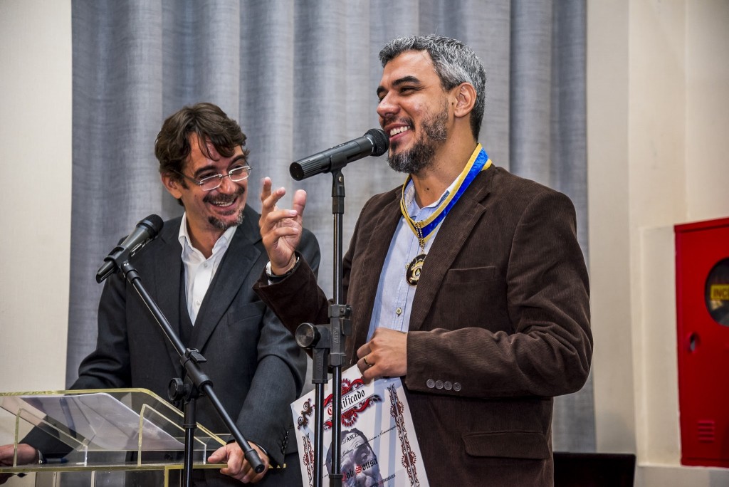 Ao lado de Sacha Rodrigues, o fotógrafo Bob Sousa lembra da importância da Ordem Nelson Rodrigues e disse que estava emocionado - Foto: Chello Fotógrafo