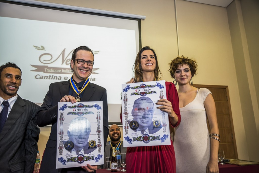 Os apresentadores Celso Zucatelli e Mariana Leão recebem a Ordem Mário Filho ao lado dos atores Josias Souza e Stella Portieri - Foto: Chello Fotógrafo