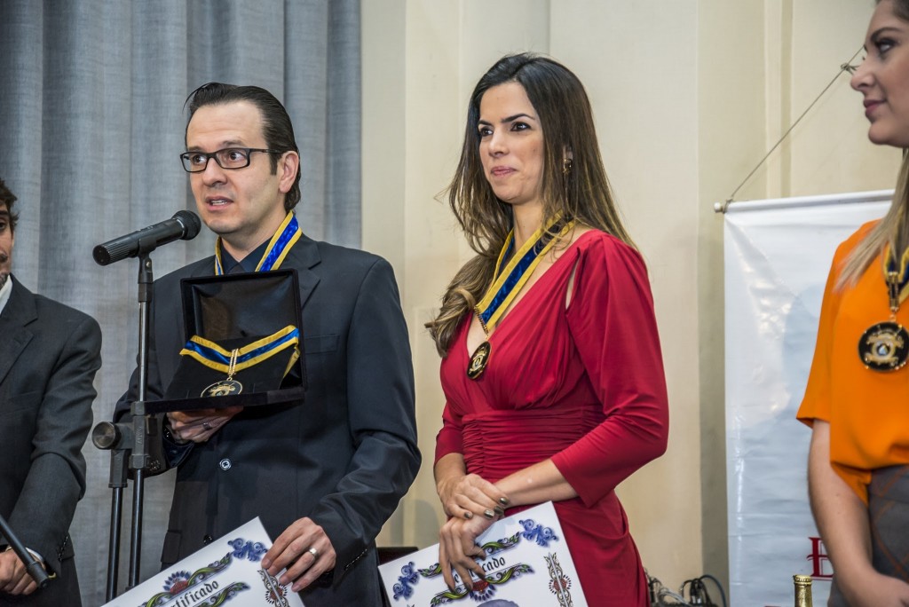 Celso Zucatelli e Mariana Leão discursam ao receber o prêmio em nome da equipe do Melhor pra Você - Foto: Chello Fotógrafo