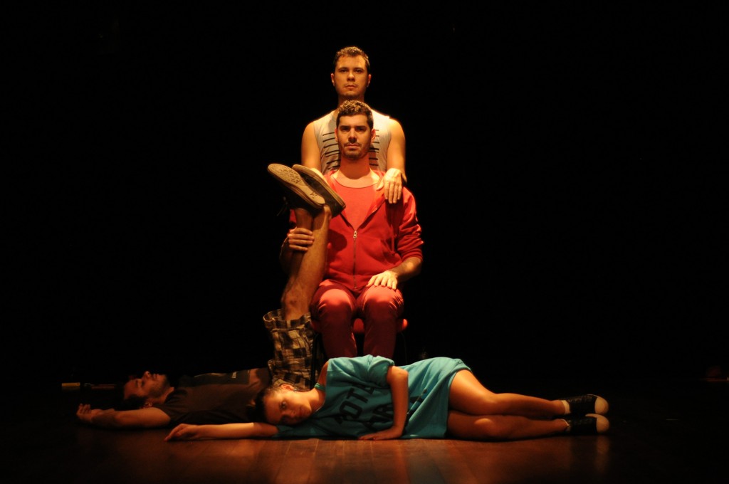 Jorge Alencar mistura dança, teatro e humor em Tombé - Foto: Alex Oliveira