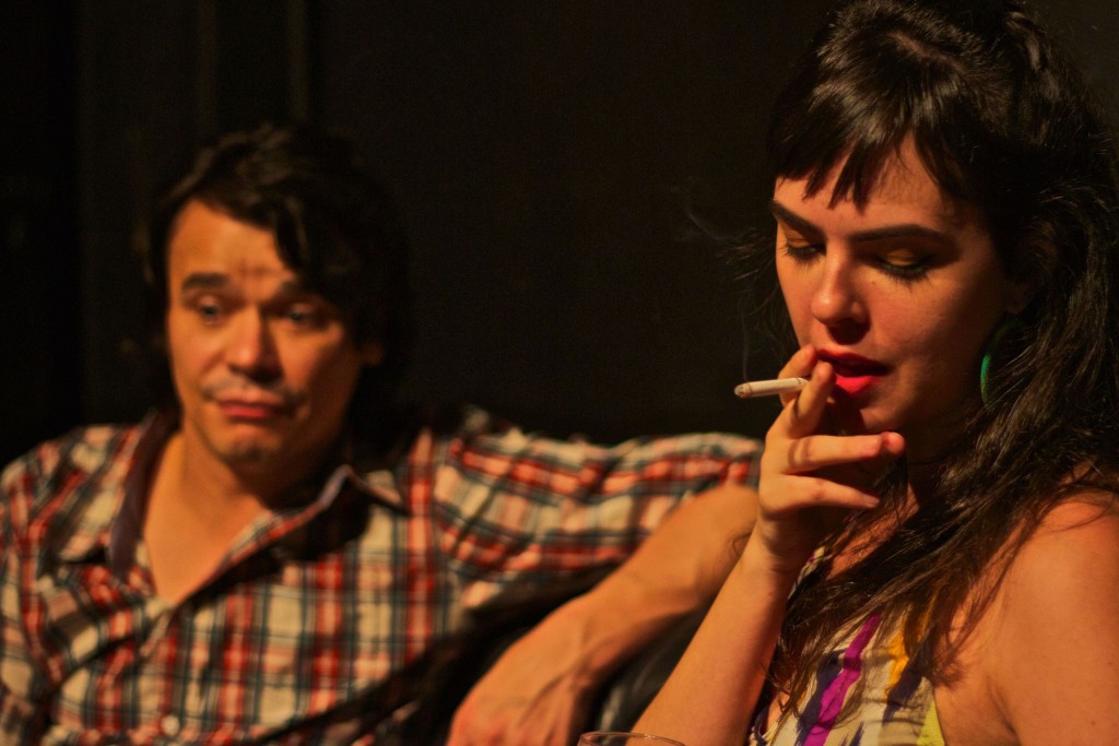 Eldo Mendes e Luna Martinelli em cena da peça Tanto Faz - Foto: Divulgação