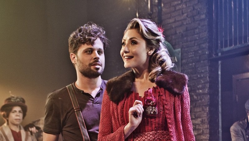 Os protagonistas de Urinal, o Musical: Caio Salay e Bruna Guerin - Foto: Ronaldo Gutierrez