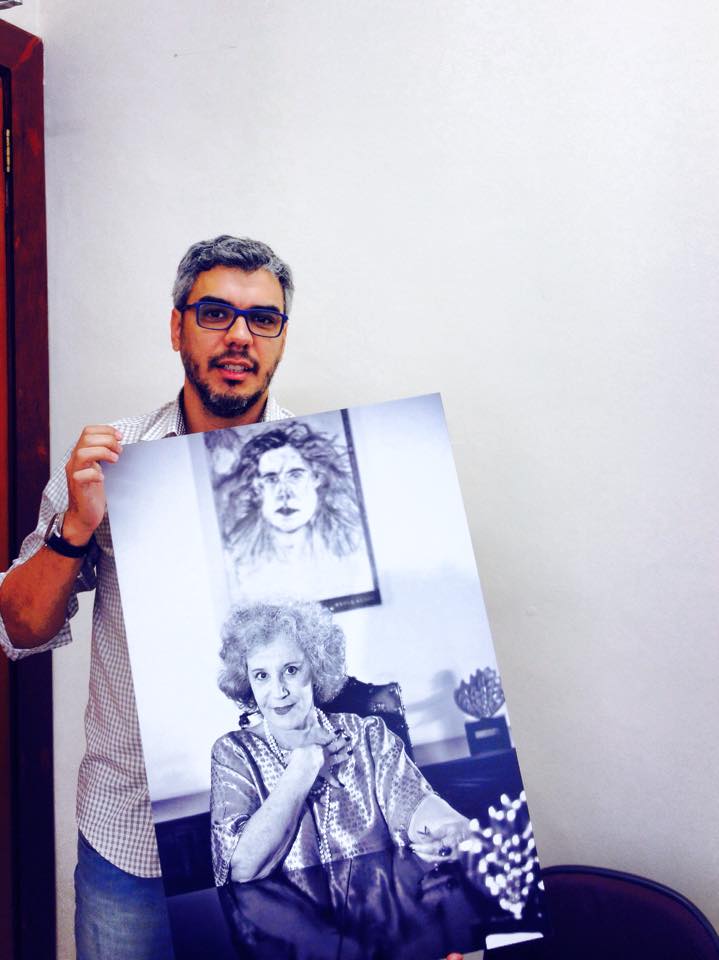 Bob Sousa com seu retrato de Maria Alice Vergueiro - Foto: Divulgação