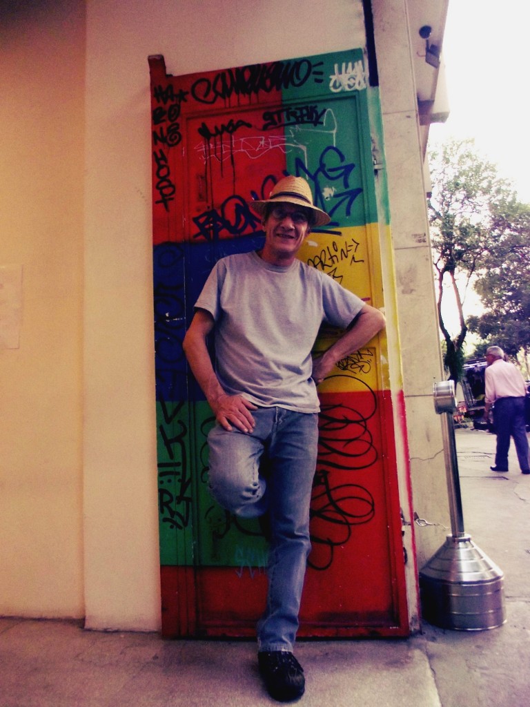 Eduardo Chagas na entrada da SP Escola de Teatro da praça Roosevelt: peça Os 120 Dias foi criada no porão do edifício - Foto: Miguel Arcanjo Prado