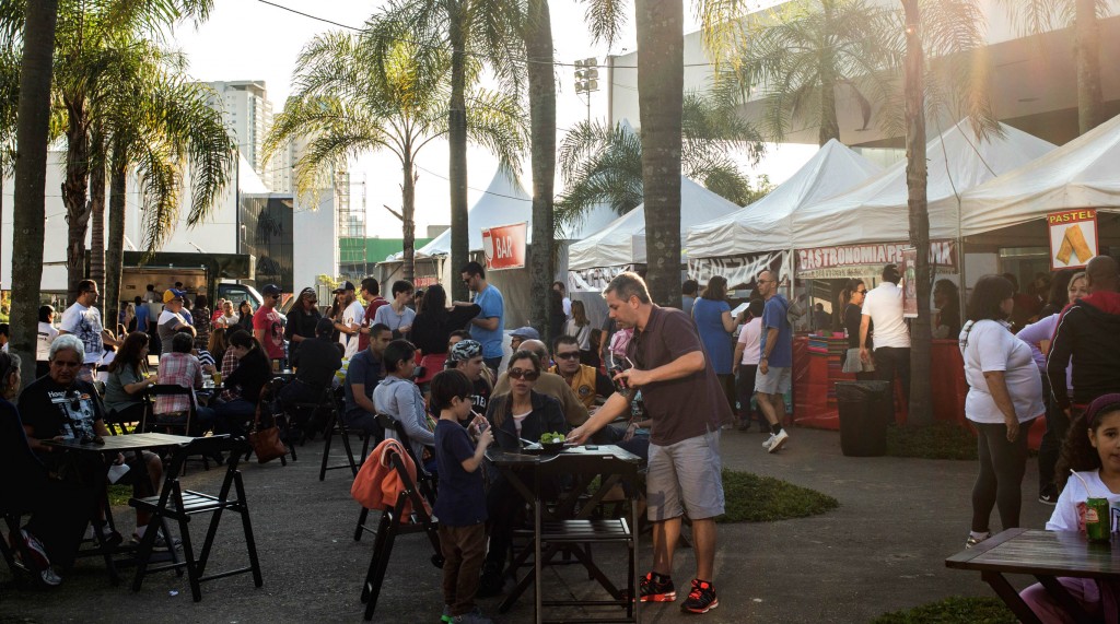 Público come gostosuras latinas na Feira Gastronômica Latino-Americana do Memorial - Foto: Divulgação