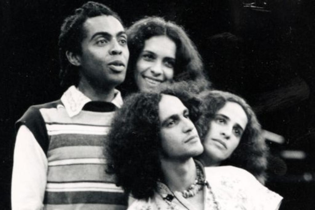 Com os Doces Bárbaros: marco de uma era, ao lado de Gilberto Gil, Caetano Veloso e Maria Bethânia - Foto: Divulgação