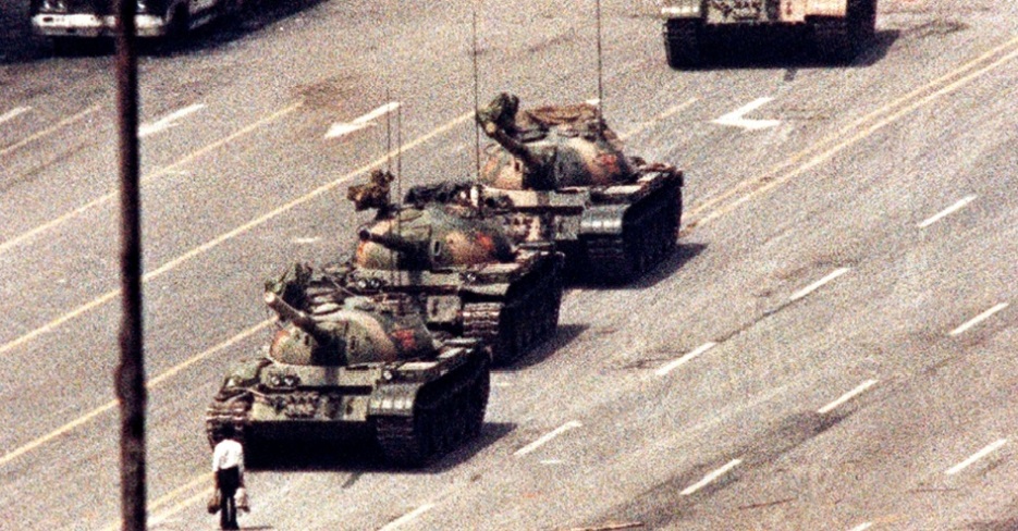 Cena que marcou o século 20: jovem chinês enfrenta tanques de guerra em 1989 - Foto: Reprodução
