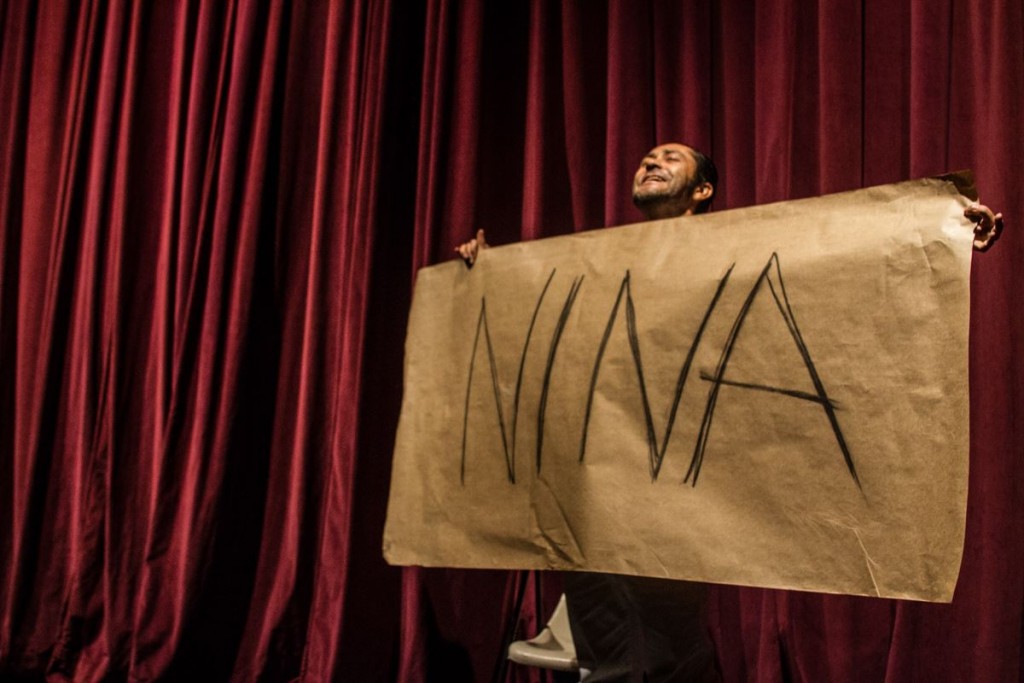 Dinho Lima Flor na Abertura da X Mostra Latino-Americana de Teatro de Grupo – Foto: Jennifer Glass/Divulgação