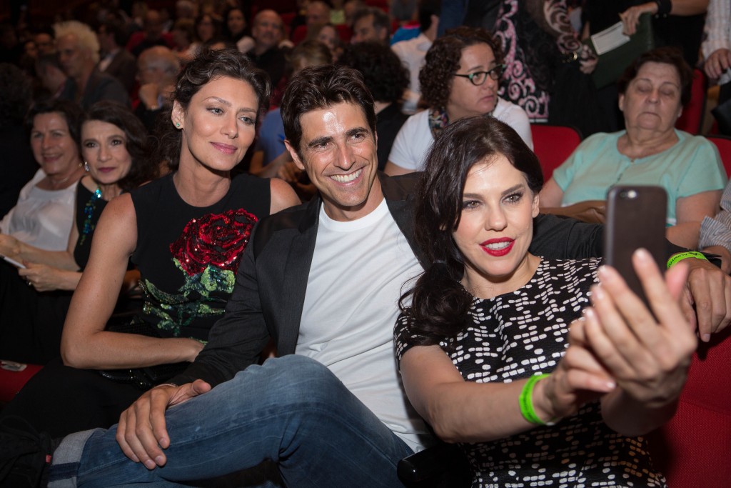 Bárbara Paz faz selfie com Gianecchini e Maria Fernanda Cândido - Foto: Aline Arruda/Divulgação