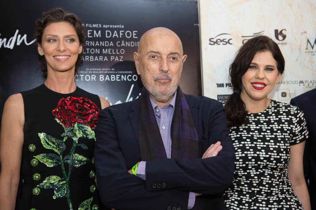 O cineasta argentino Hector Babenco, entre Maria Fernanda Cândido e Bárbara Paz, sua mulher, na abertura da 39ª Mostra - Foto: Aline Arruda/Divulgação