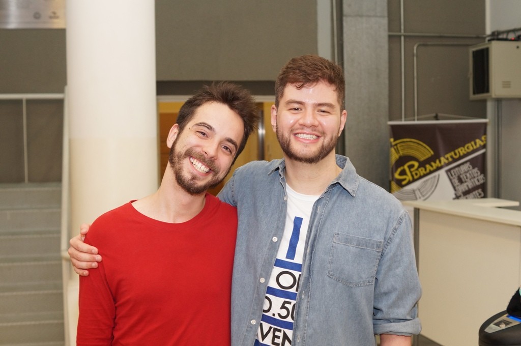 O ator Rodrigo Sampaio, um dos performers convidados da temporada de Hermanas Son las Tetas, posa ao lado do jornalista Bruno Machado - Foto: Roberto Ikeda