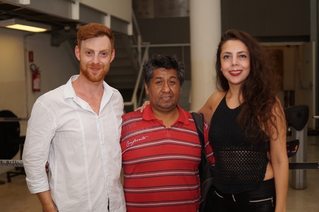 Encontro latino no coquetel de Hermanas Son las Tetas: o argentino Juan Manuel Tellategui, o boliviano Juan Cusicanki e a peruana Marba Goicochea - Foto: Roberto Ikeda