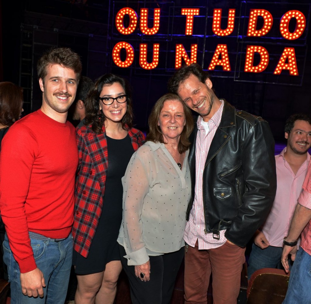 DSC_8437  Miguel Thiré , Carol Fanjul , Norma Thiré e Carlos Thiré  - Musical TUDO OU NADA - Outubro 2015 - Foto CRISTINA GRANATO