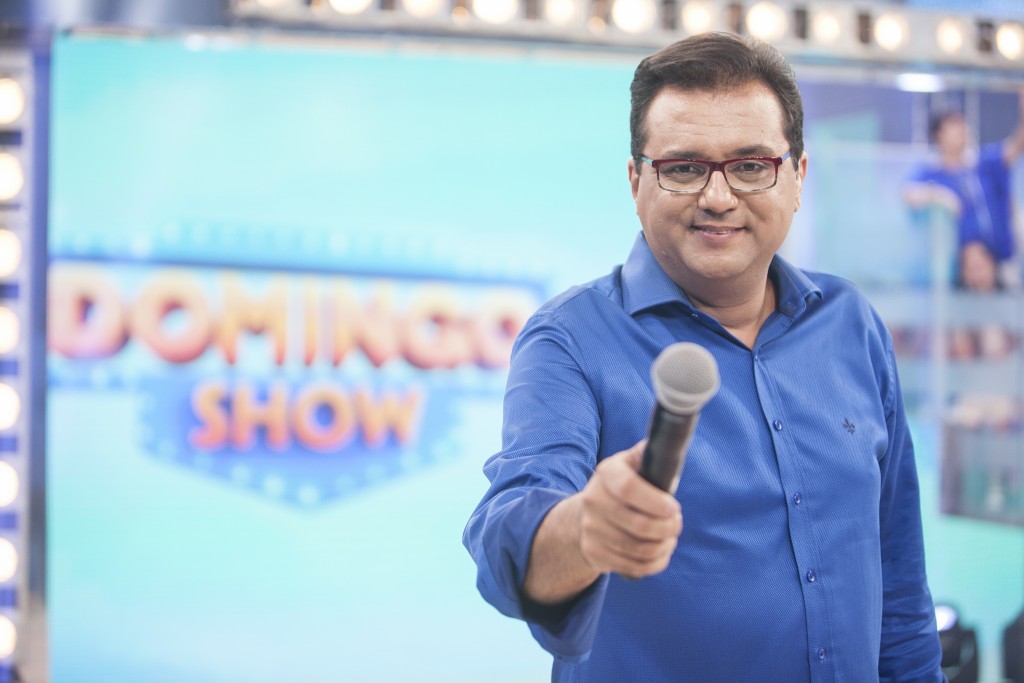 Geraldo Luís e equipe comemoram ter derrotado a Globo com seu Domingo Show - Foto: Divulgação