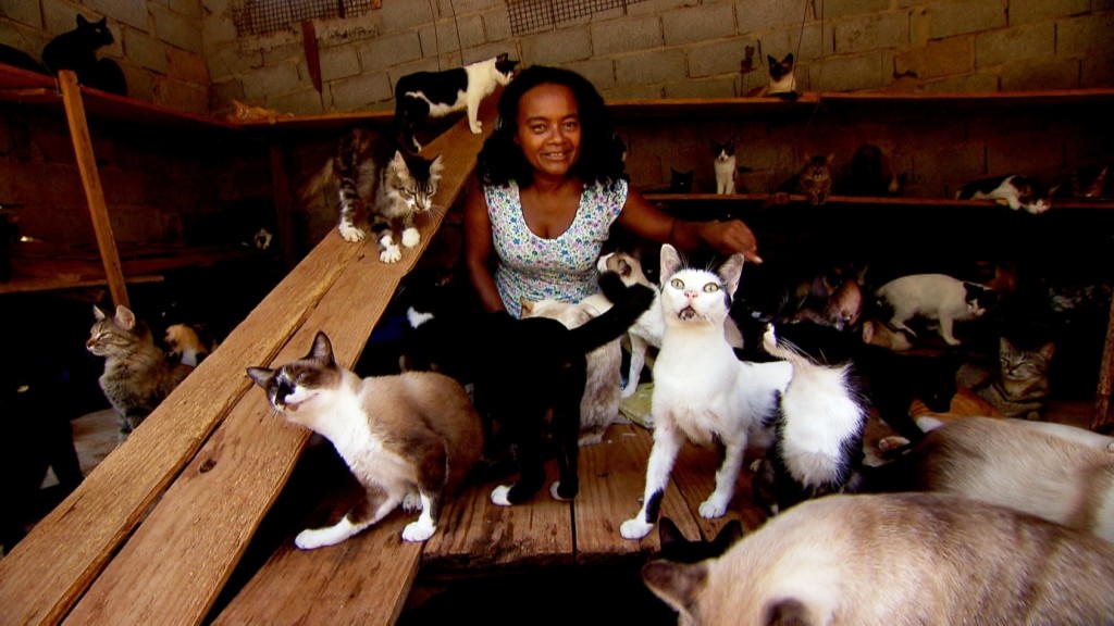 Laudiana, rodeada pelos animais: "Eu me sinto num presídio" - Foto: Divulgação/Record