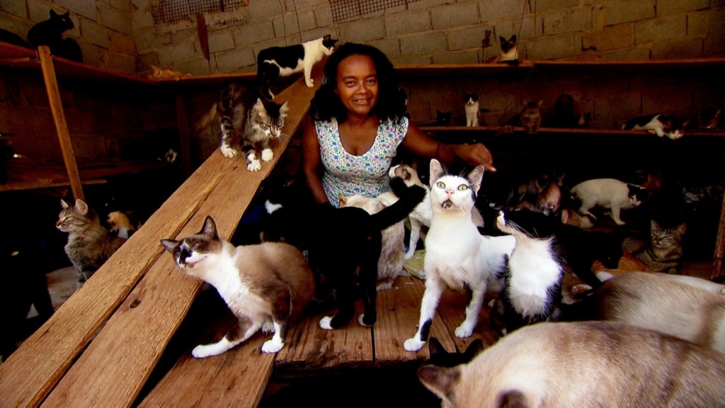 Laudiana, rodeada pelos animais: "Eu me sinto num presídio" - Foto: Divulgação/Record