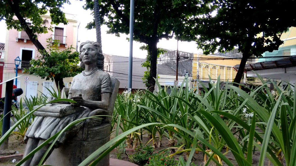 No meio do mato: estátua de Clarice Lispector está jogada em praça mal cuidada - Foto: Alessandro Moura